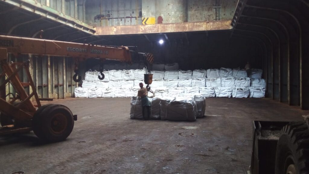 STACKING-OF-J-BAGS-IN-THE-VESSEL-HATCH-COMER-1024×576