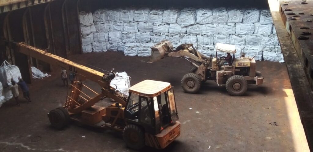 STACKING-OF-J-BAGS-IN-THE-VESSEL-HATCH-COMER-2-USINg-escort-loader-1024×498